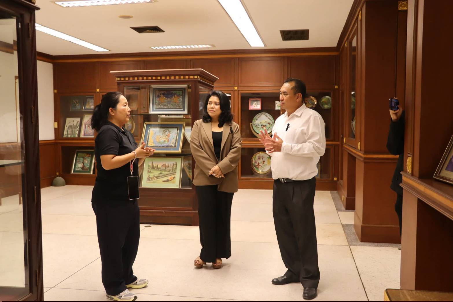 title - นายอำเภอบางไทร และคณะผู้บริหารท้องถิ่น ลงพื้นที่เยี่ยมชมสถานที่ภายใน ศูนย์ส่งเสริมและพัฒนาอาชีพเสริมนอกภาคการเกษตร (ศูนย์ศิลปาชีพบางไทรฯ (เดิม)) และแผนกฝึกอบรมทั้ง 12 แผนก